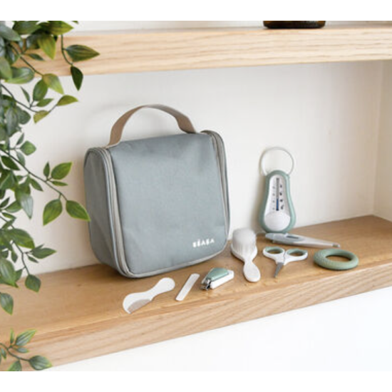 Trousse de toilette bébé sauge 10 accessoires | Béaba